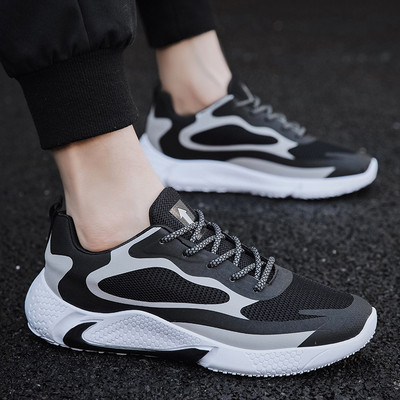 Casual meeste hingavad tossud paelte ja lameda tallaga