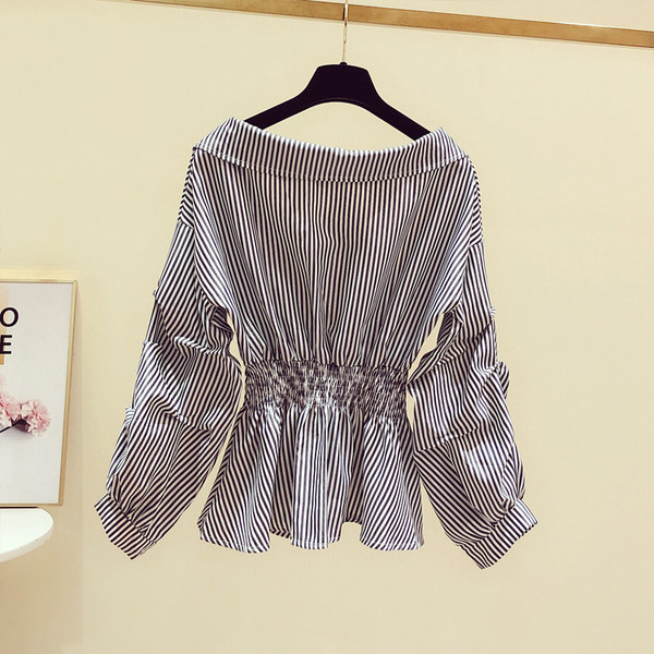 Naiste triibuline särk spitsikaelusega ja pikkade varrukatega