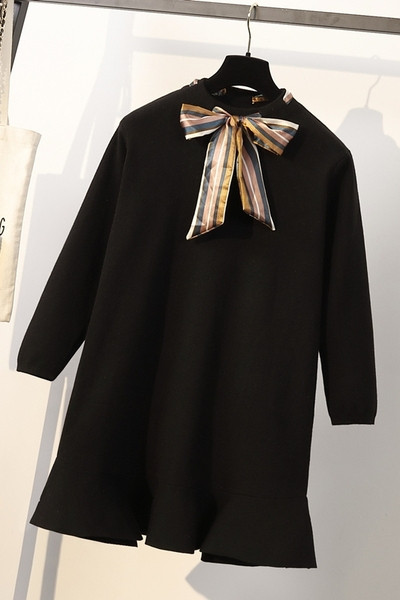 Didelio dydžio moteriška suknelė ilgomis rankovėmis, ovalia iškirpte ir spalvotu kaspinu