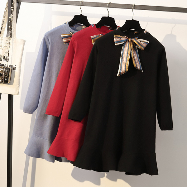 Didelio dydžio moteriška suknelė ilgomis rankovėmis, ovalia iškirpte ir spalvotu kaspinu