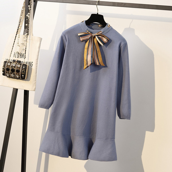 Didelio dydžio moteriška suknelė ilgomis rankovėmis, ovalia iškirpte ir spalvotu kaspinu