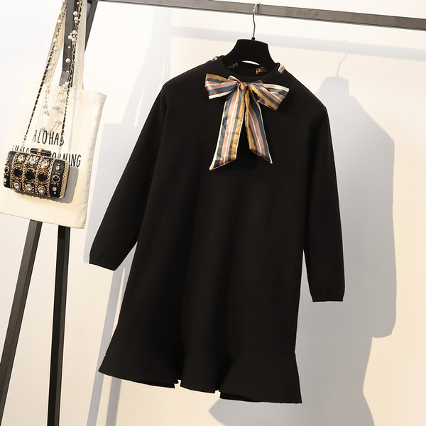 Didelio dydžio moteriška suknelė ilgomis rankovėmis, ovalia iškirpte ir spalvotu kaspinu