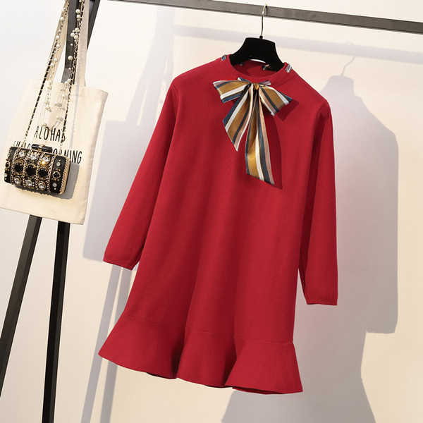 Didelio dydžio moteriška suknelė ilgomis rankovėmis, ovalia iškirpte ir spalvotu kaspinu