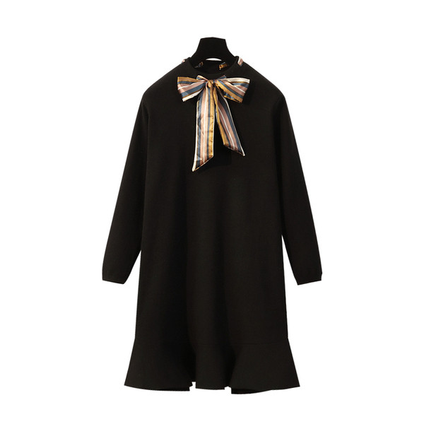 Didelio dydžio moteriška suknelė ilgomis rankovėmis, ovalia iškirpte ir spalvotu kaspinu