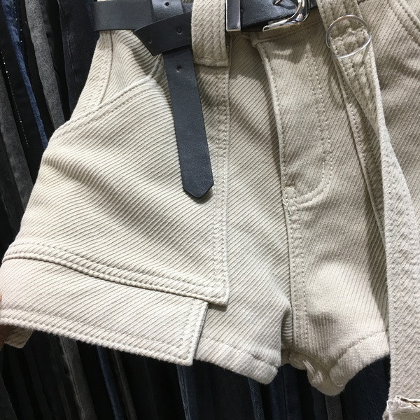 Sieviešu ikdienas šorti ar kabatām un jostu