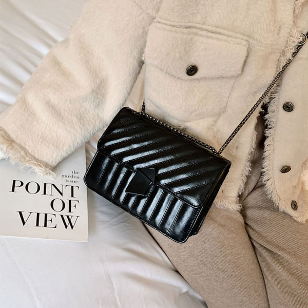 Geantă de damă modernă din piele cu închizătoare și lanț metalic