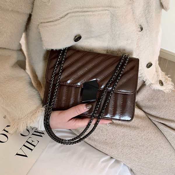 Geantă de damă modernă din piele cu închizătoare și lanț metalic