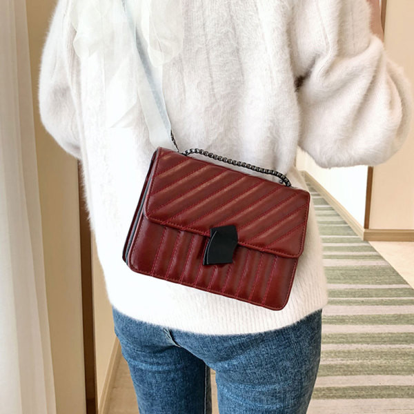 Geantă de damă modernă din piele cu închizătoare și lanț metalic