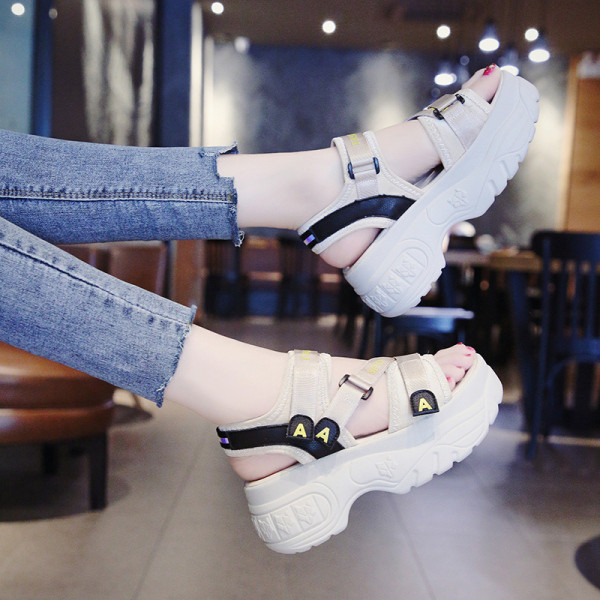 Paprasti moteriški basutės su sagtimi ir storu padu