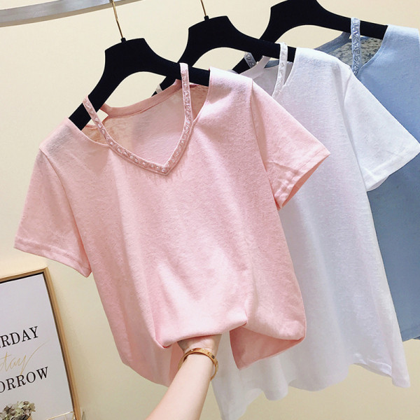 Moteriški marškinėliai su špico iškirpte ir akmenukais