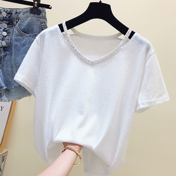 Moteriški marškinėliai su špico iškirpte ir akmenukais