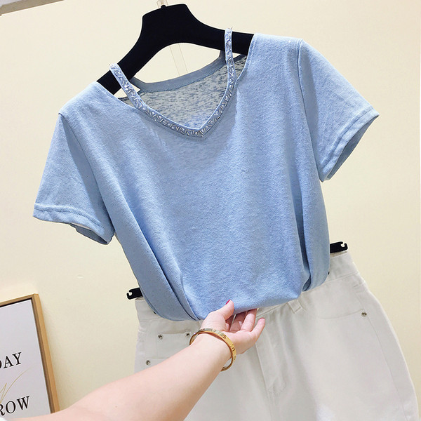 Moteriški marškinėliai su špico iškirpte ir akmenukais