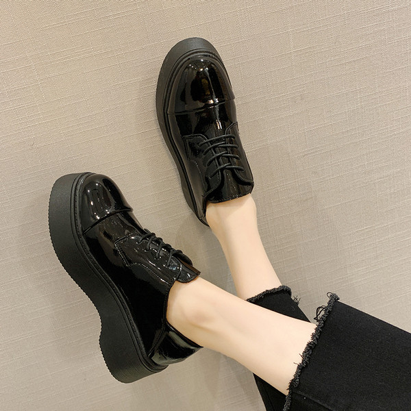 Női alkalmi cipő fekete színben, 6 cm-es platformmal