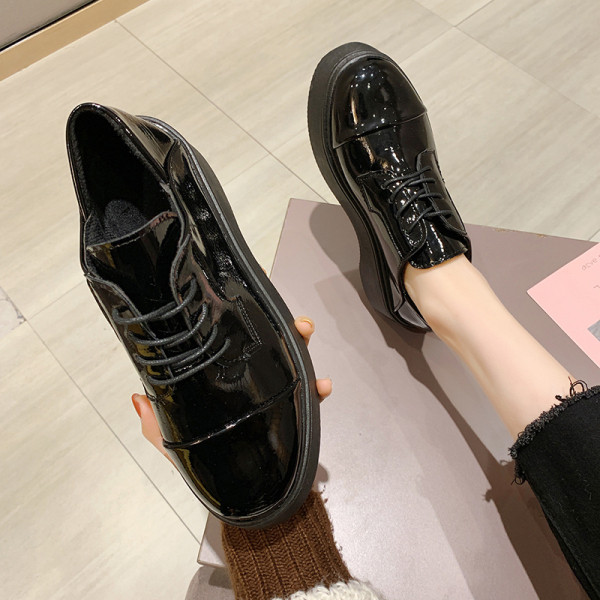 Női alkalmi cipő fekete színben, 6 cm-es platformmal