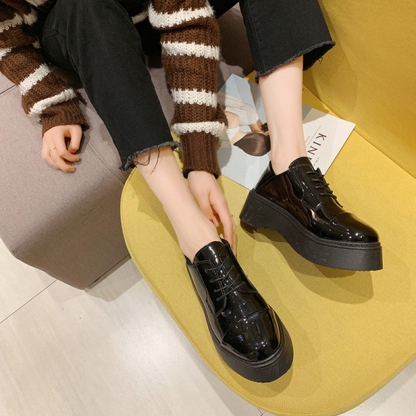 Női alkalmi cipő fekete színben, 6 cm-es platformmal