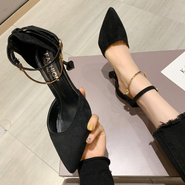 Stílusos női cipő pánttal és fém elemmel