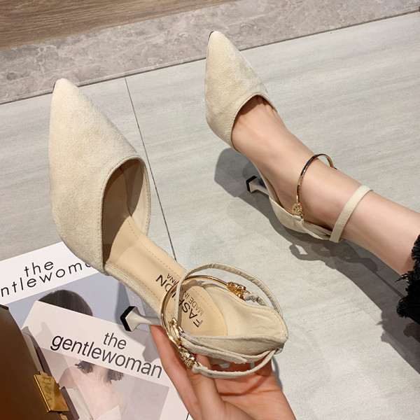 Stílusos női cipő pánttal és fém elemmel