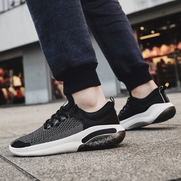 Vyriški sportbačiai su raišteliais ir lygiu padu