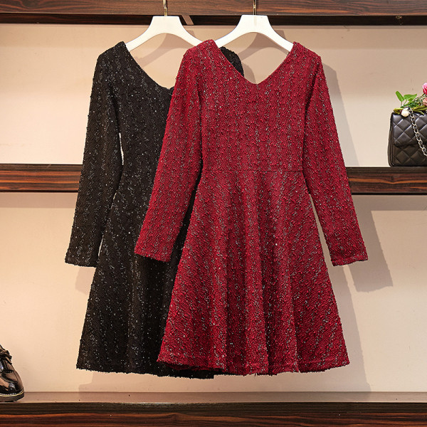 Stilīga sieviešu kleita ar garām piedurknēm, špica kakla izgriezumu un izmēriem līdz 4XL