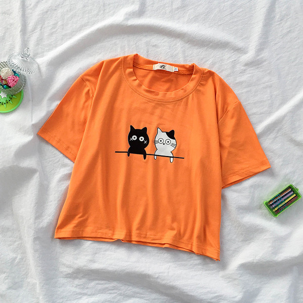 Laisva moteriška palaidinė su apvalia iškirpte ir aplikacijomis