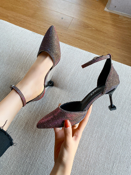 Stilingi moteriški batai su blizgiu efektu ir dirželiu