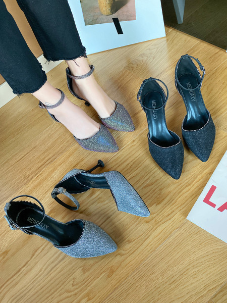 Stilingi moteriški batai su blizgiu efektu ir dirželiu