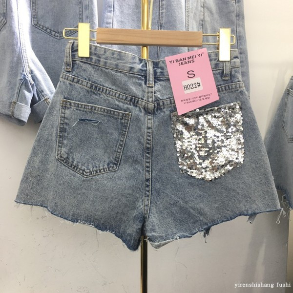 Moteriški modernūs džinsiniai šortai su blizgučiais ant kišenės