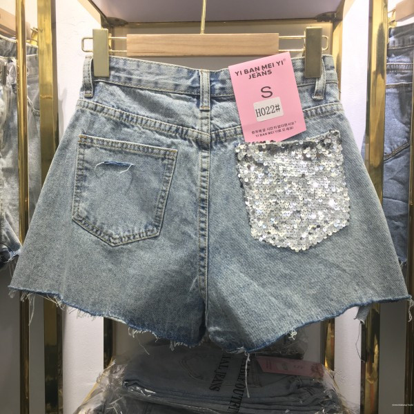 Moteriški modernūs džinsiniai šortai su blizgučiais ant kišenės