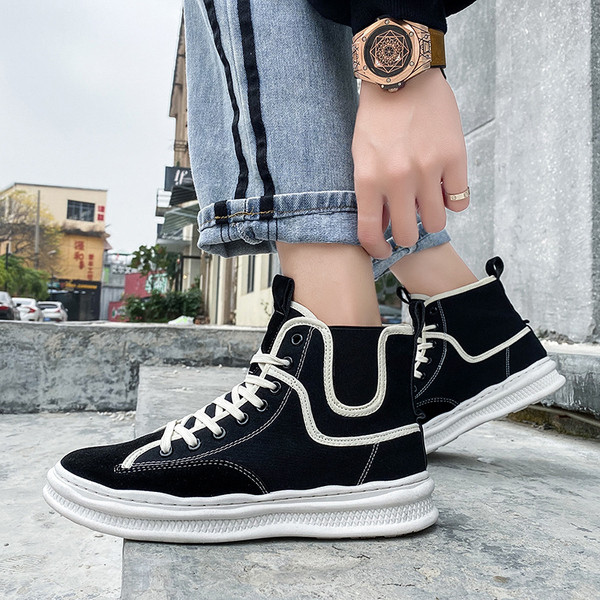 Paprasti vyriški sportbačiai su raišteliais ir lygiu padu