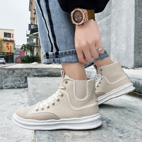 Paprasti vyriški sportbačiai su raišteliais ir lygiu padu