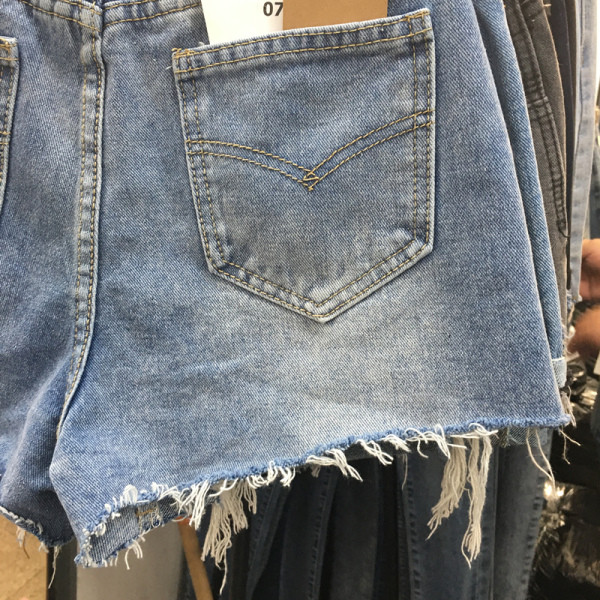 HIT Moteriški laisvalaikio šortai su suplyšusiais motyvais