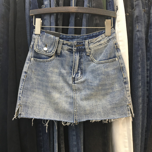 Moteriškas trumpas džinsinis sijonas su skeltukais ir aukštu juosmeniu