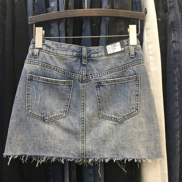 Moteriškas trumpas džinsinis sijonas su skeltukais ir aukštu juosmeniu