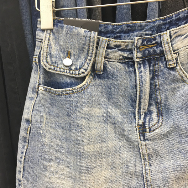 Moteriškas trumpas džinsinis sijonas su skeltukais ir aukštu juosmeniu