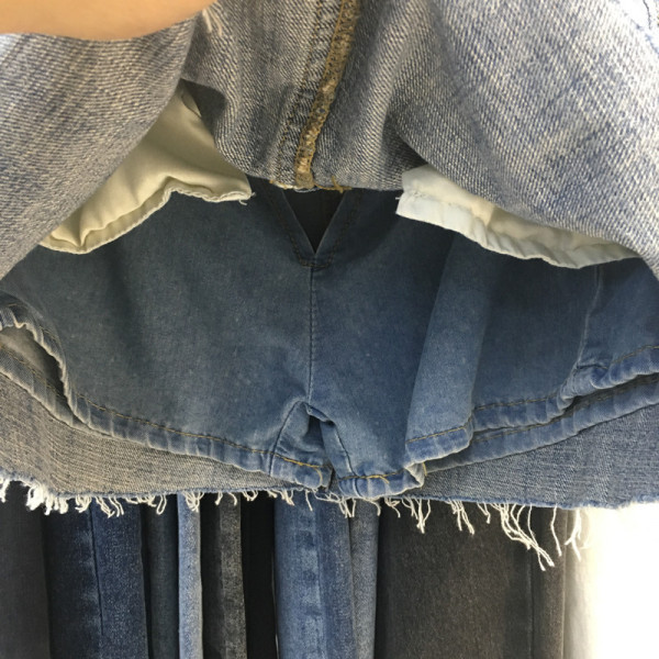 Moteriškas trumpas džinsinis sijonas su skeltukais ir aukštu juosmeniu