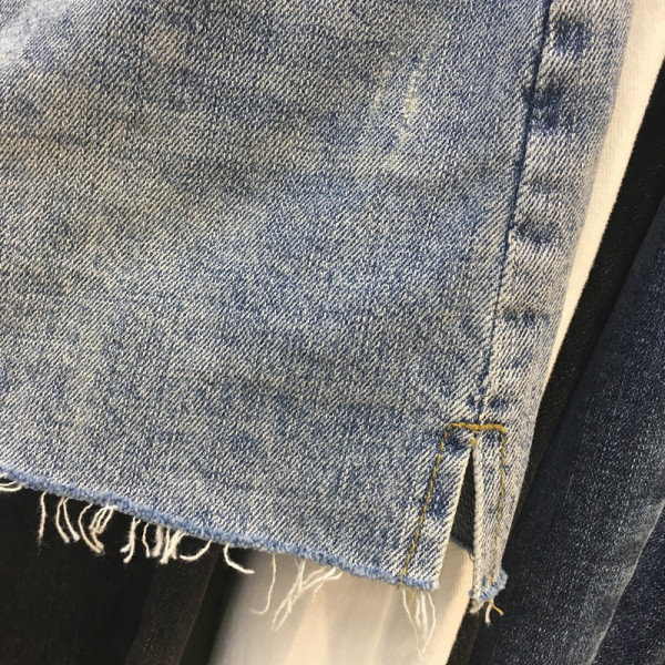 Moteriškas trumpas džinsinis sijonas su skeltukais ir aukštu juosmeniu