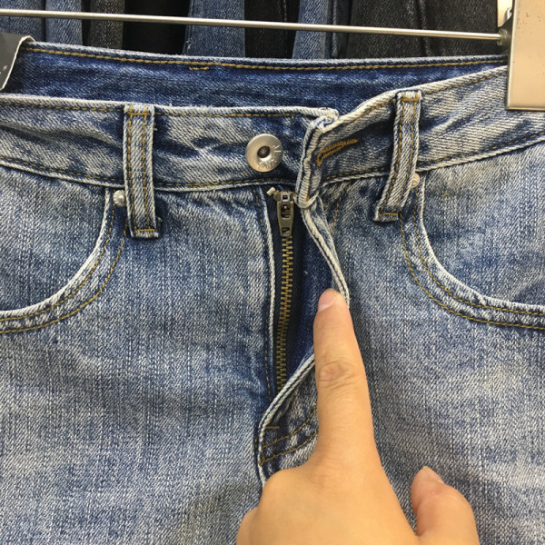 Moteriškas vasarinis džinsinis sijonas su užtrauktuku šone