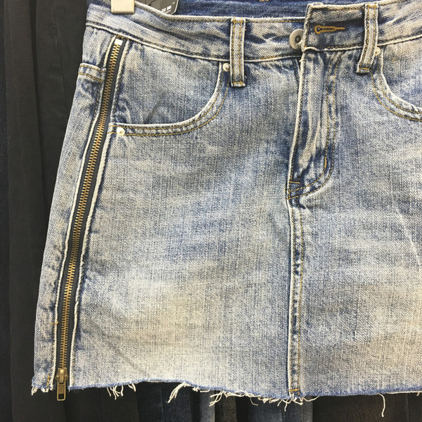 Moteriškas vasarinis džinsinis sijonas su užtrauktuku šone