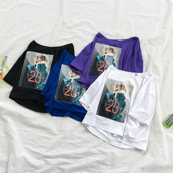 Laisvalaikio moteriškų marškinėlių platus modelis trumpomis rankovėmis ir apvalia iškirpte