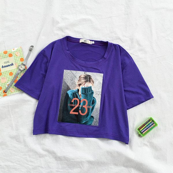 Laisvalaikio moteriškų marškinėlių platus modelis trumpomis rankovėmis ir apvalia iškirpte