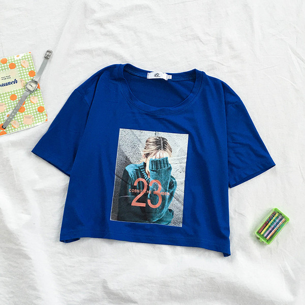 Laisvalaikio moteriškų marškinėlių platus modelis trumpomis rankovėmis ir apvalia iškirpte