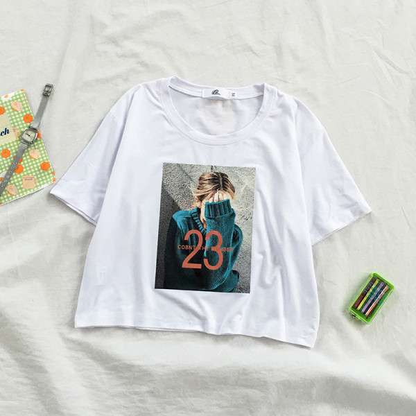 Laisvalaikio moteriškų marškinėlių platus modelis trumpomis rankovėmis ir apvalia iškirpte