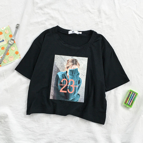 Laisvalaikio moteriškų marškinėlių platus modelis trumpomis rankovėmis ir apvalia iškirpte