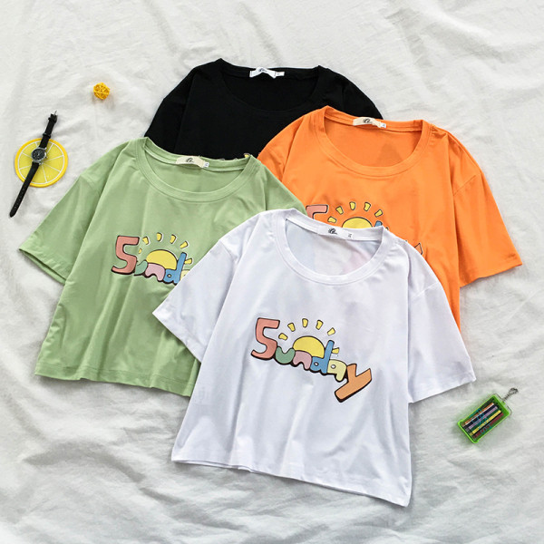 Įprasti moteriški marškinėliai su užrašu ir ovalia iškirpte