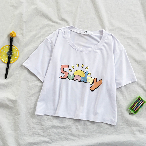 Įprasti moteriški marškinėliai su užrašu ir ovalia iškirpte