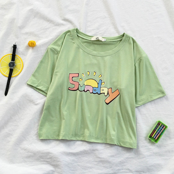 Įprasti moteriški marškinėliai su užrašu ir ovalia iškirpte