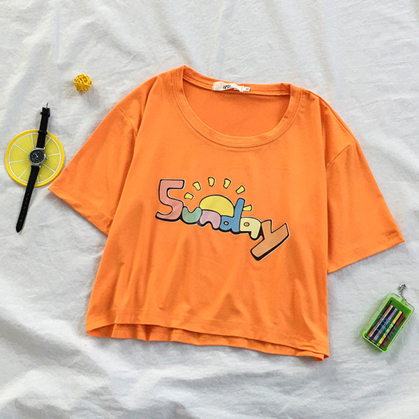 Įprasti moteriški marškinėliai su užrašu ir ovalia iškirpte