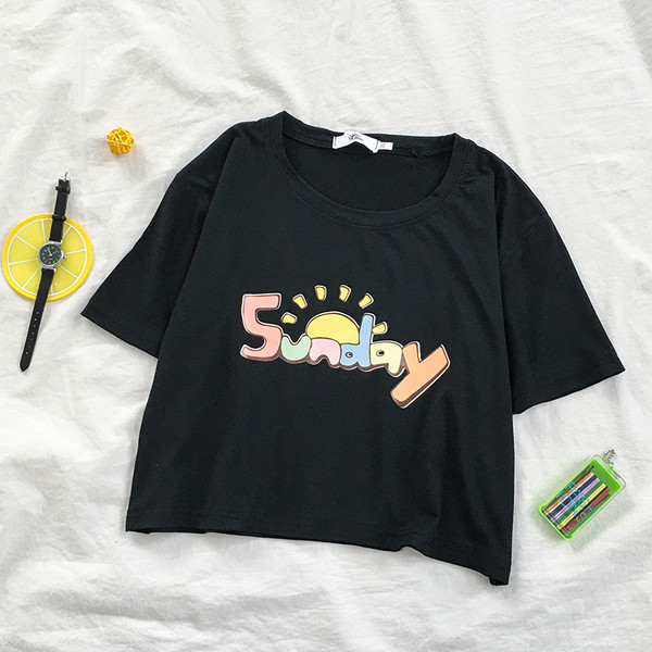 Įprasti moteriški marškinėliai su užrašu ir ovalia iškirpte