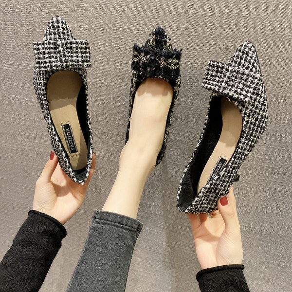 Moteriški languoti batai plonais kulnais ir kaspinu