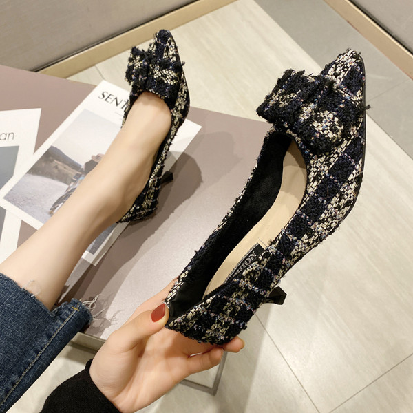 Moteriški languoti batai plonais kulnais ir kaspinu